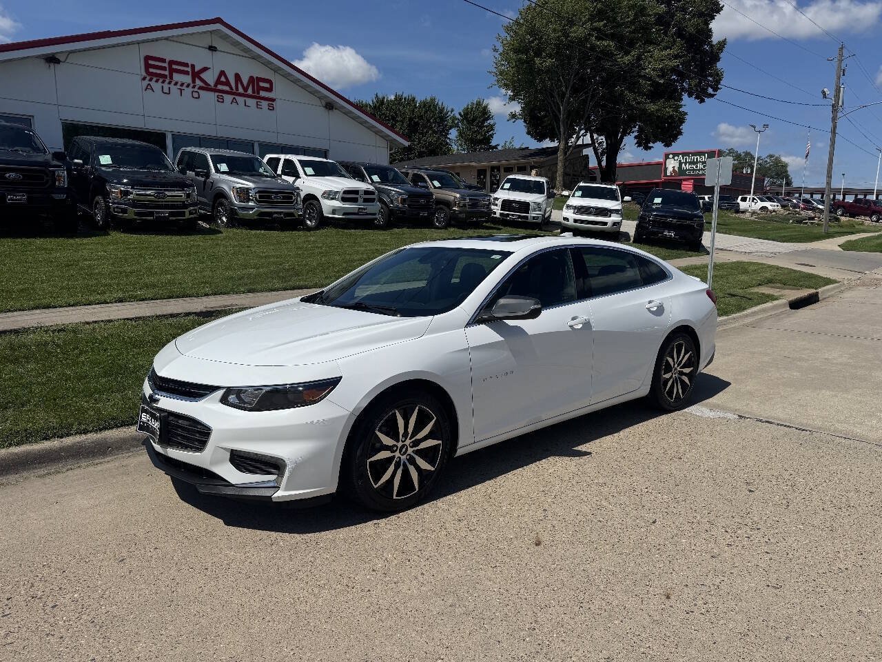 Used 2017 Chevrolet Malibu LT FWD image 1