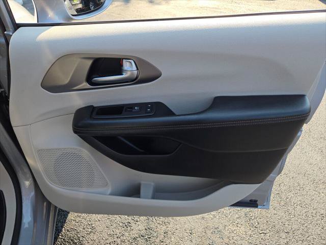 Certified 2020 Chrysler Pacifica Touring-L FWD image 5
