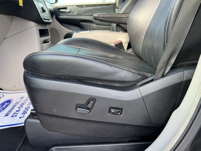 Used 2016 Chrysler Town & Country Touring image 18