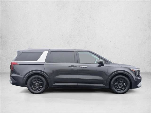 Used 2025 Kia Carnival image 4