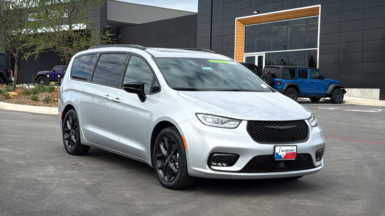 New 2026 Chrysler Pacifica Limited w/ S Appearance Package FWD image 3