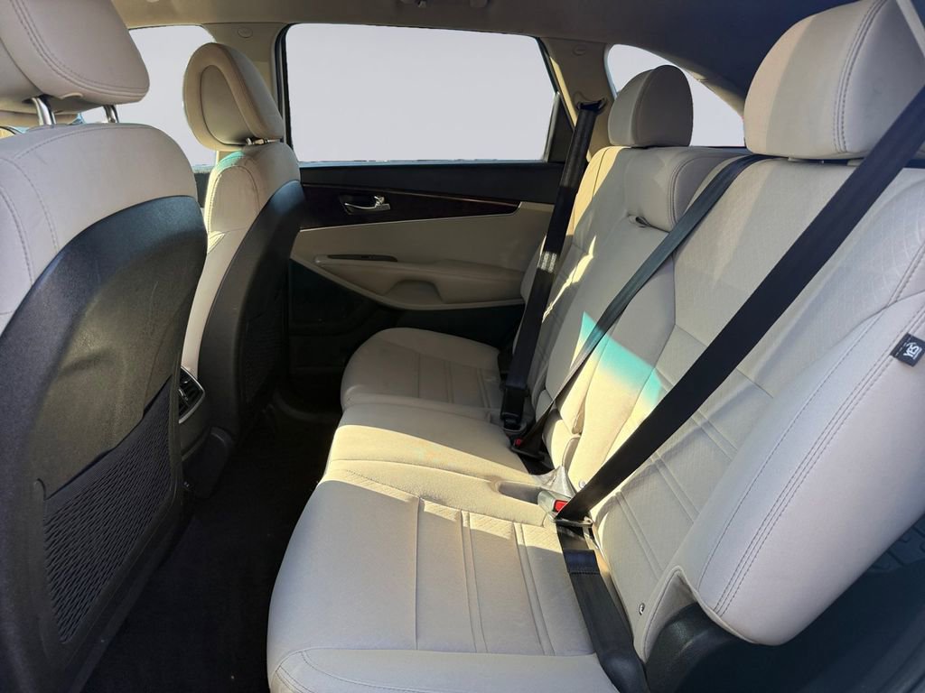 Used 2016 Kia Sorento LX image 16