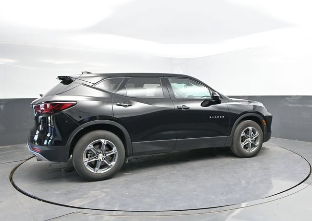Used 2025 Chevrolet Blazer LT FWD image 2