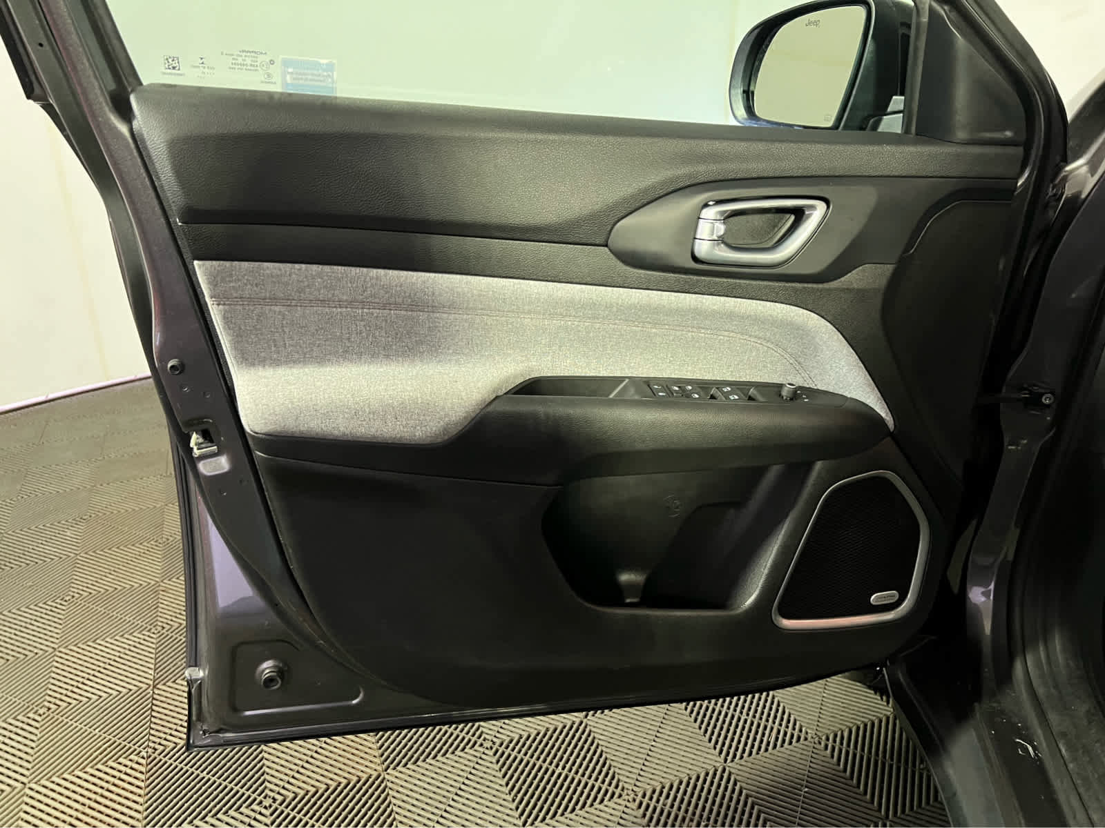 Used 2022 Jeep Compass Latitude w/ Sun and Sound Group image 23