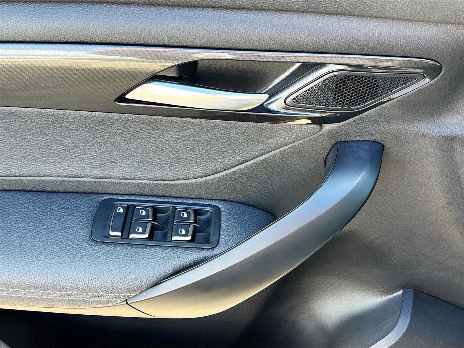 New 2025 VinFast VF 8 Eco image 18