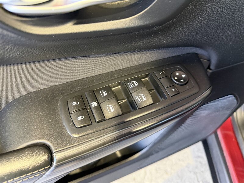 Used 2016 Jeep Cherokee Latitude w/ Safety/Convenience Group AWD/4WD image 17