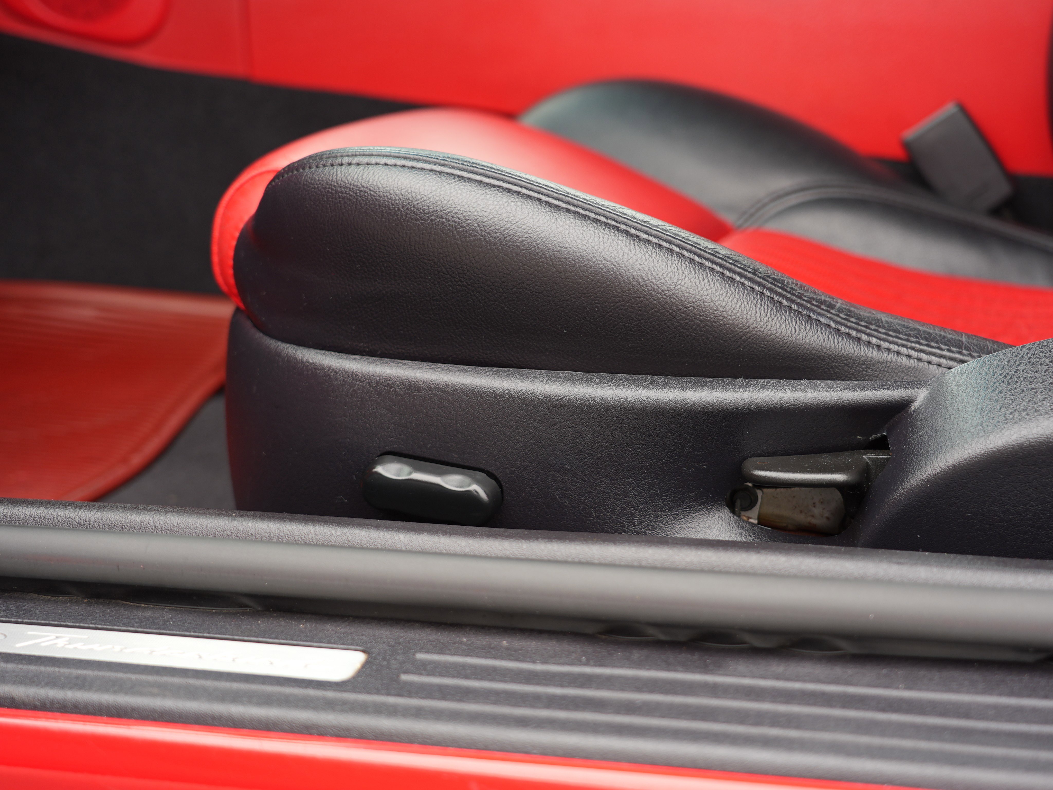 Used 2004 Ford Thunderbird Deluxe image 30