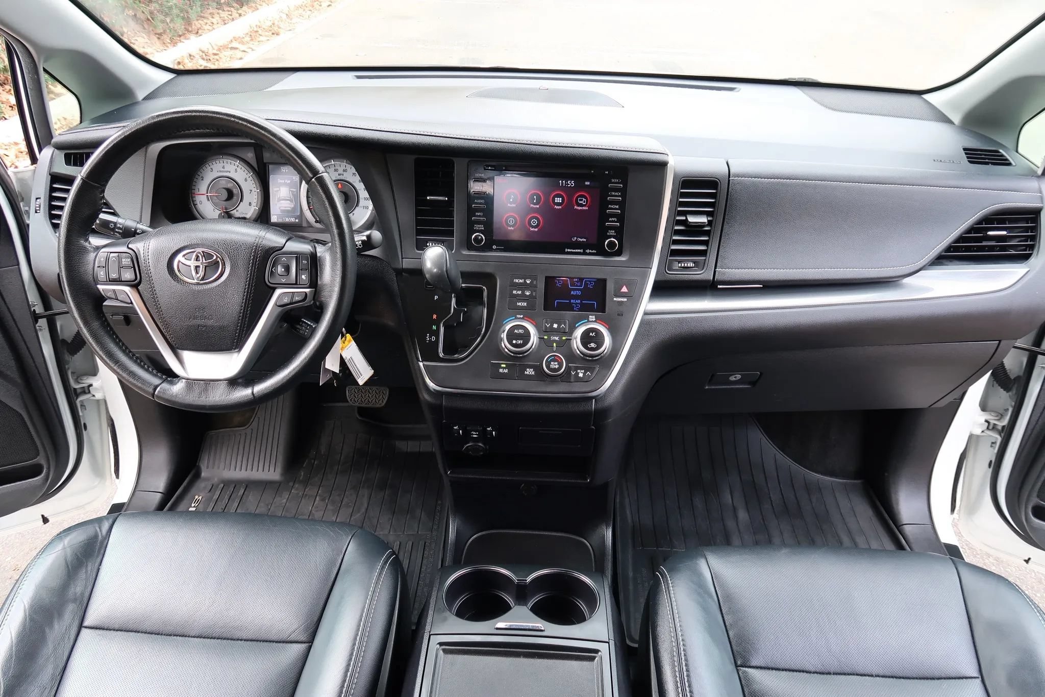 Used 2018 Toyota Sienna SE w/ Carpet Mat Package FWD image 24