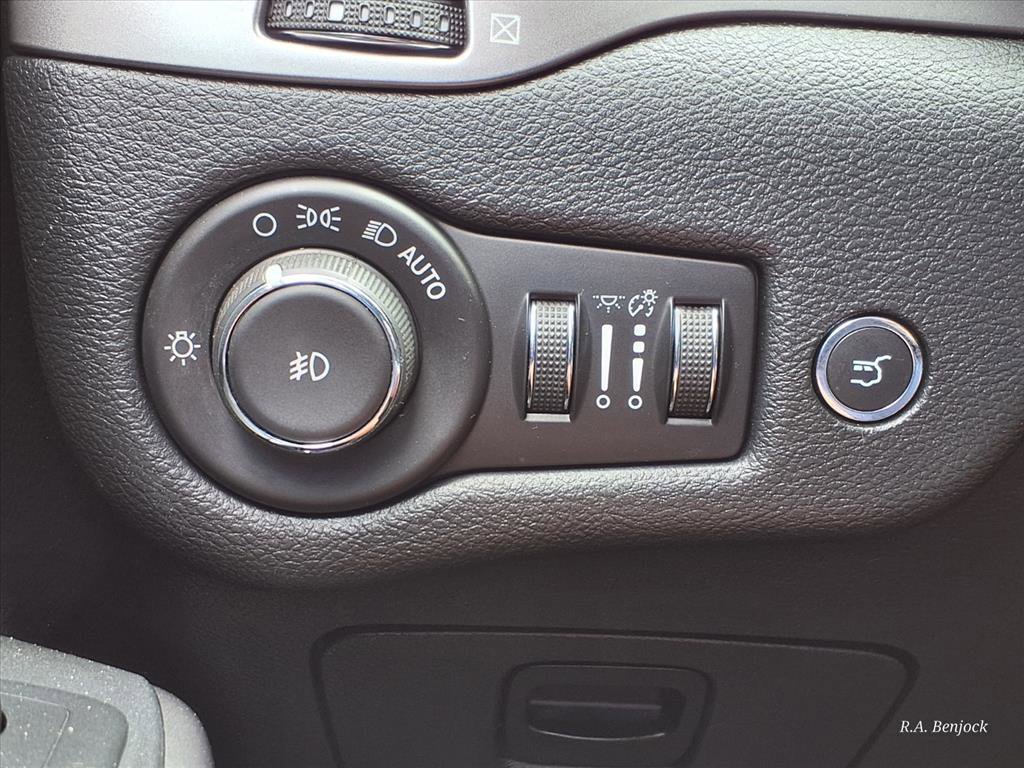 Used 2019 Jeep Cherokee Limited image 15