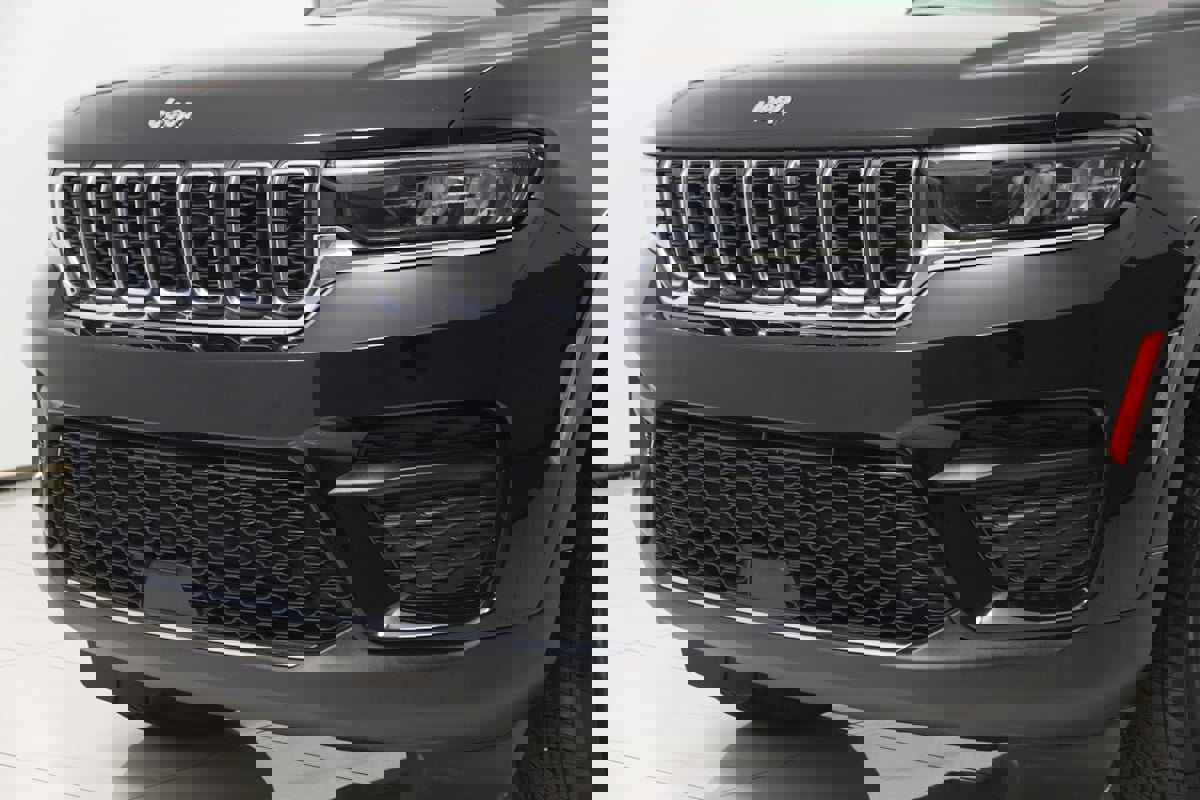 Used 2023 Jeep Grand Cherokee Laredo X image 48