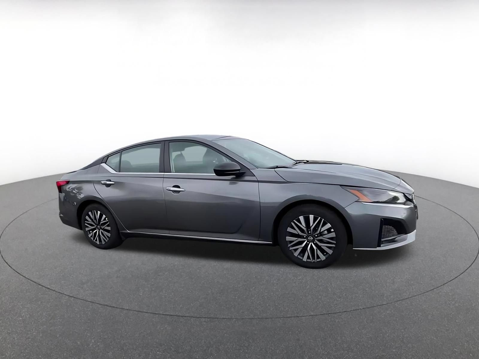 Used 2025 Nissan Altima 2.5 SV FWD image 2