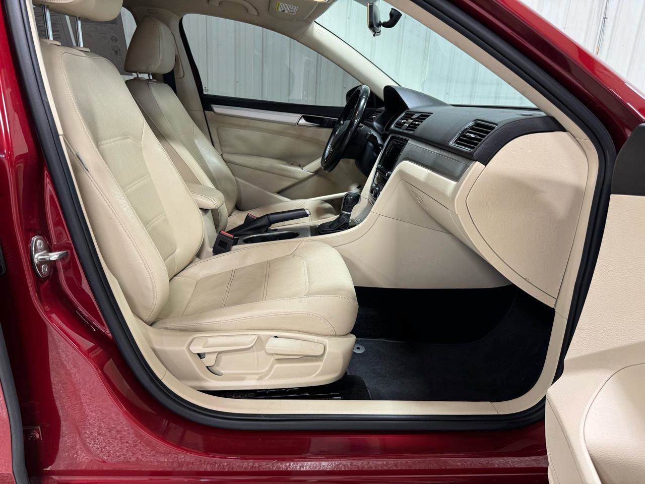 Used 2019 Volkswagen Passat 2.0T Wolfsburg w/ Wheels & Sunroof Package image 9