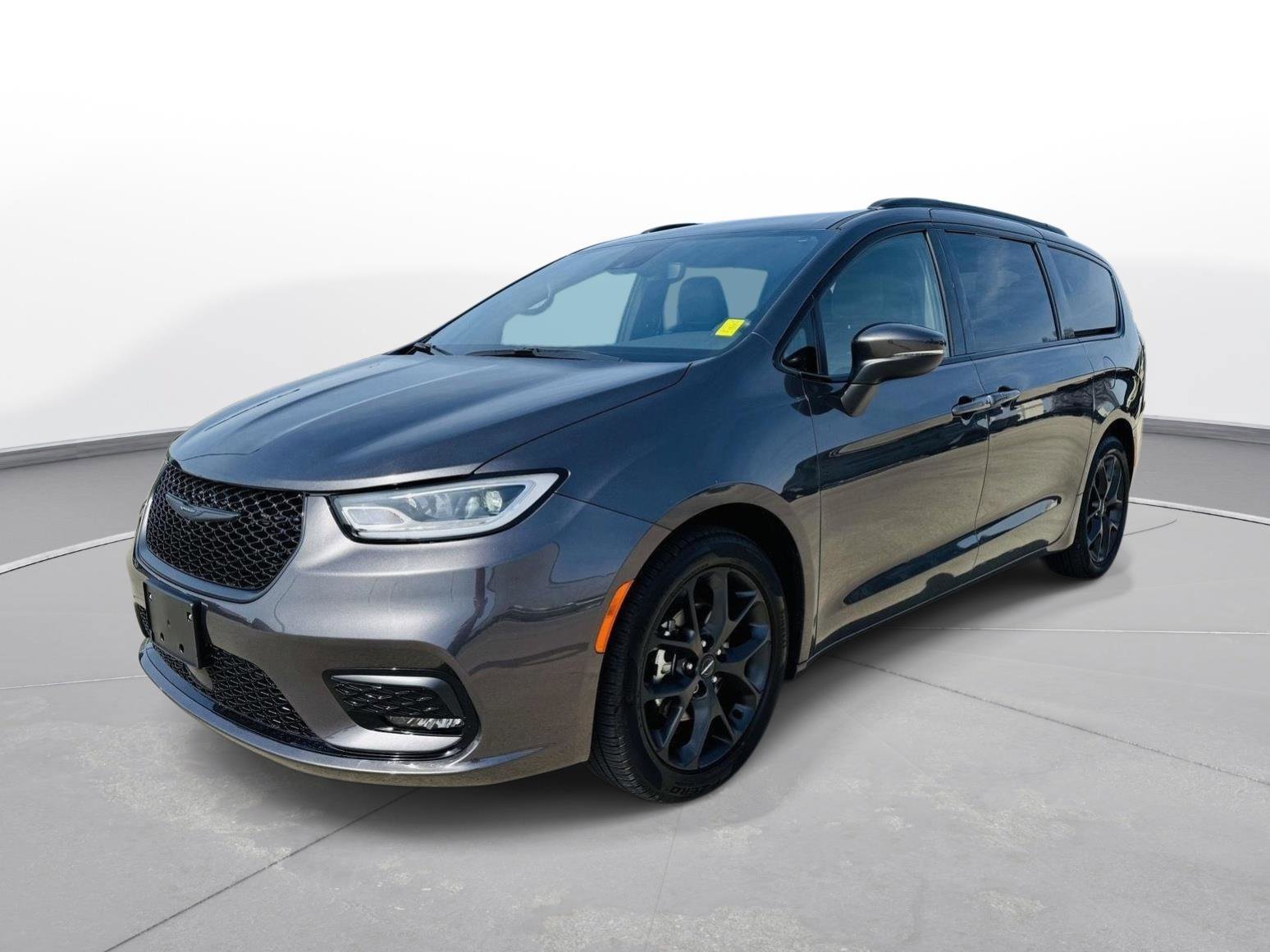 Used 2023 Chrysler Pacifica Touring-L w/ Uconnect Theater Family Group image 42