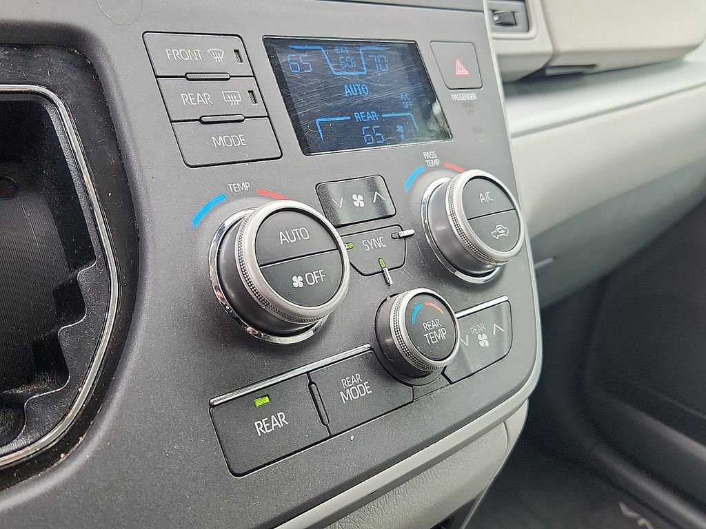 Used 2020 Toyota Sienna L image 17