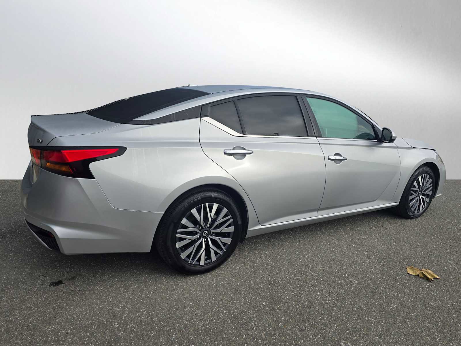 Used 2023 Nissan Altima 2.5 SV image 3