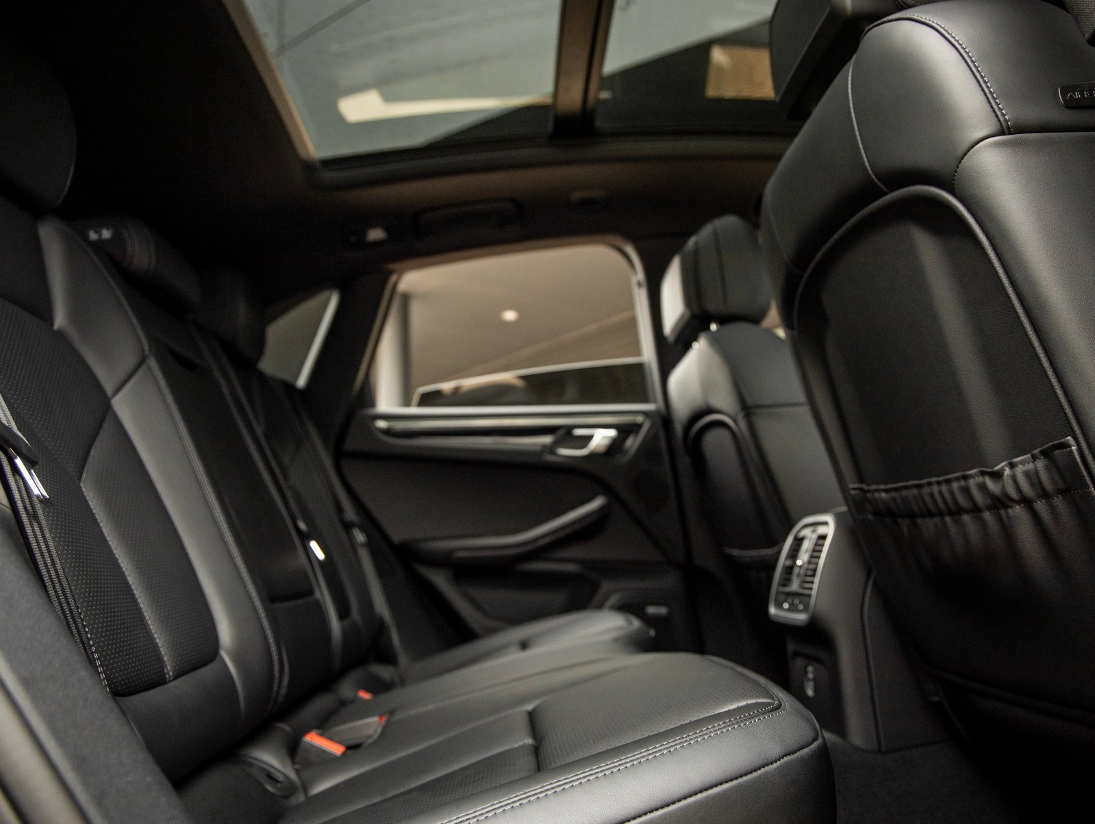 Used 2025 Porsche Macan image 40