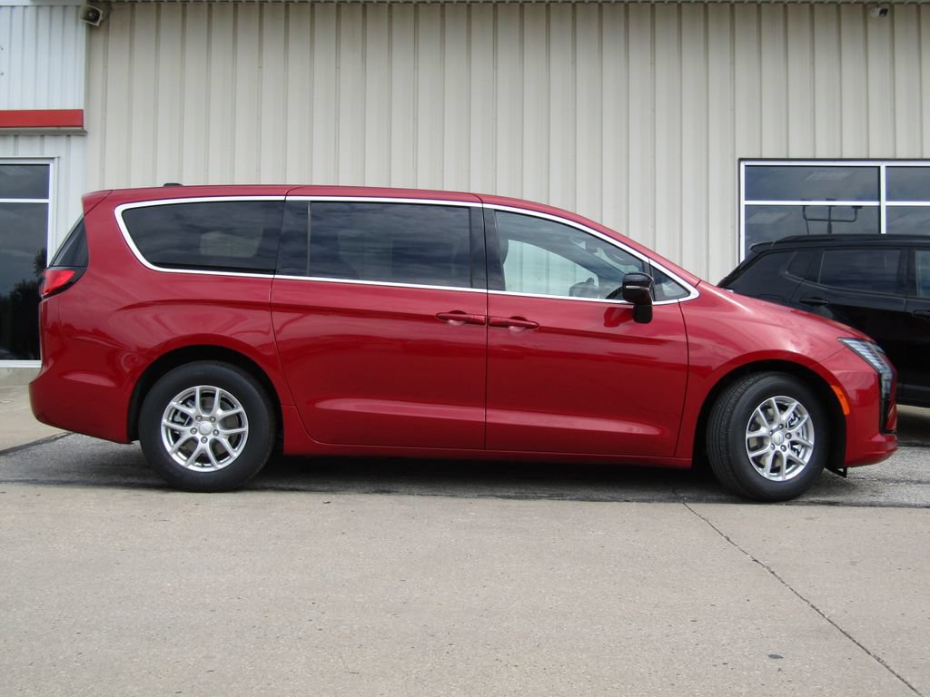 New 2027 Chrysler Pacifica Select FWD image 2