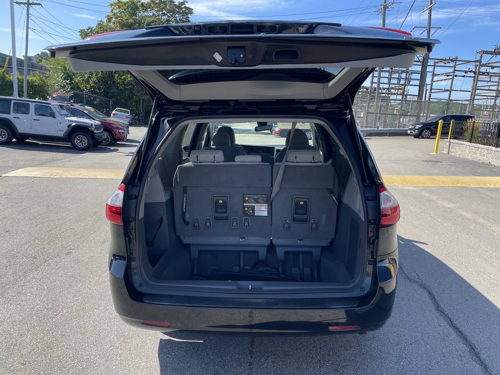 Used 2020 Toyota Sienna LE w/ LE Preferred Package FWD image 13