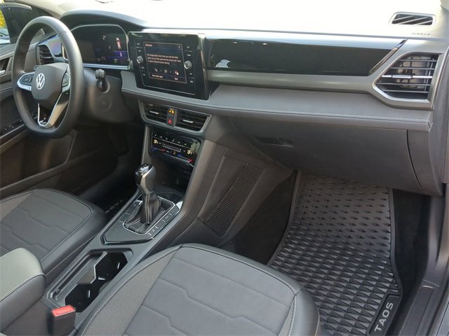 Certified 2025 Volkswagen Taos SE image 11