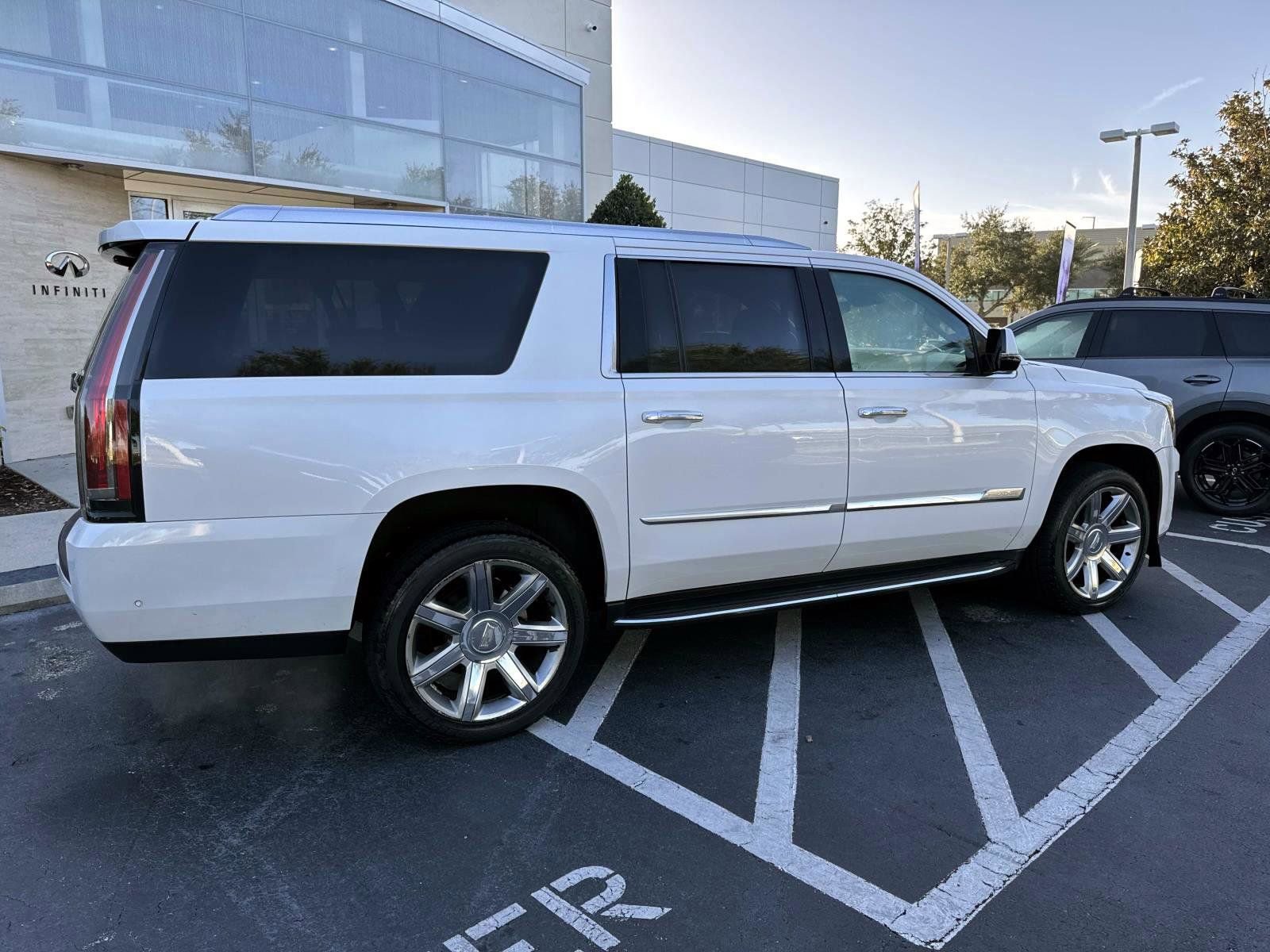 Used 2019 Cadillac Escalade ESV Premium Luxury image 2