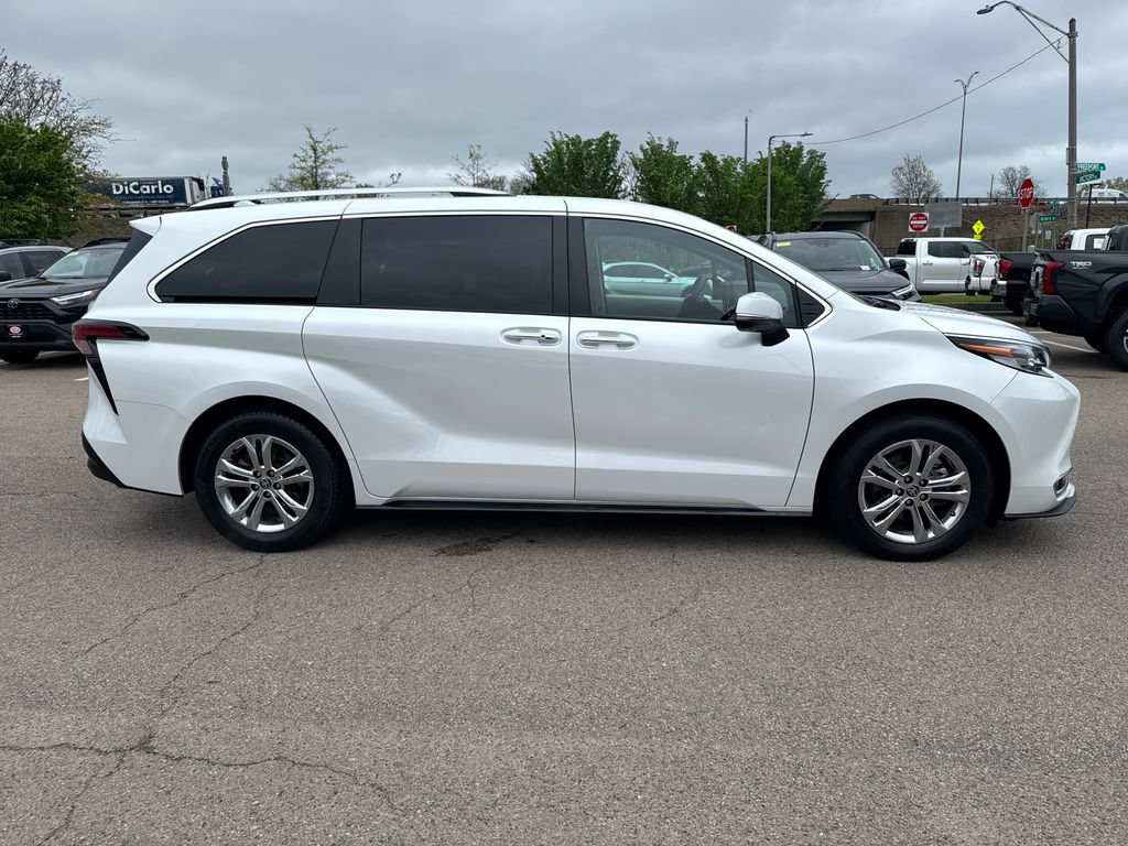 Used 2023 Toyota Sienna Platinum AWD/4WD image 15