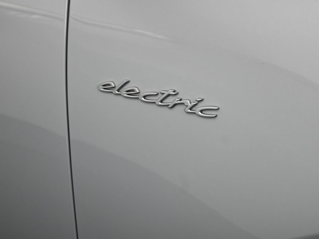 Certified 2025 Porsche Macan Electric image 30