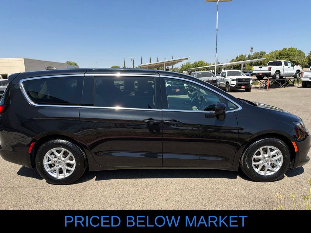 Used 2023 Chrysler Voyager LX FWD image 4