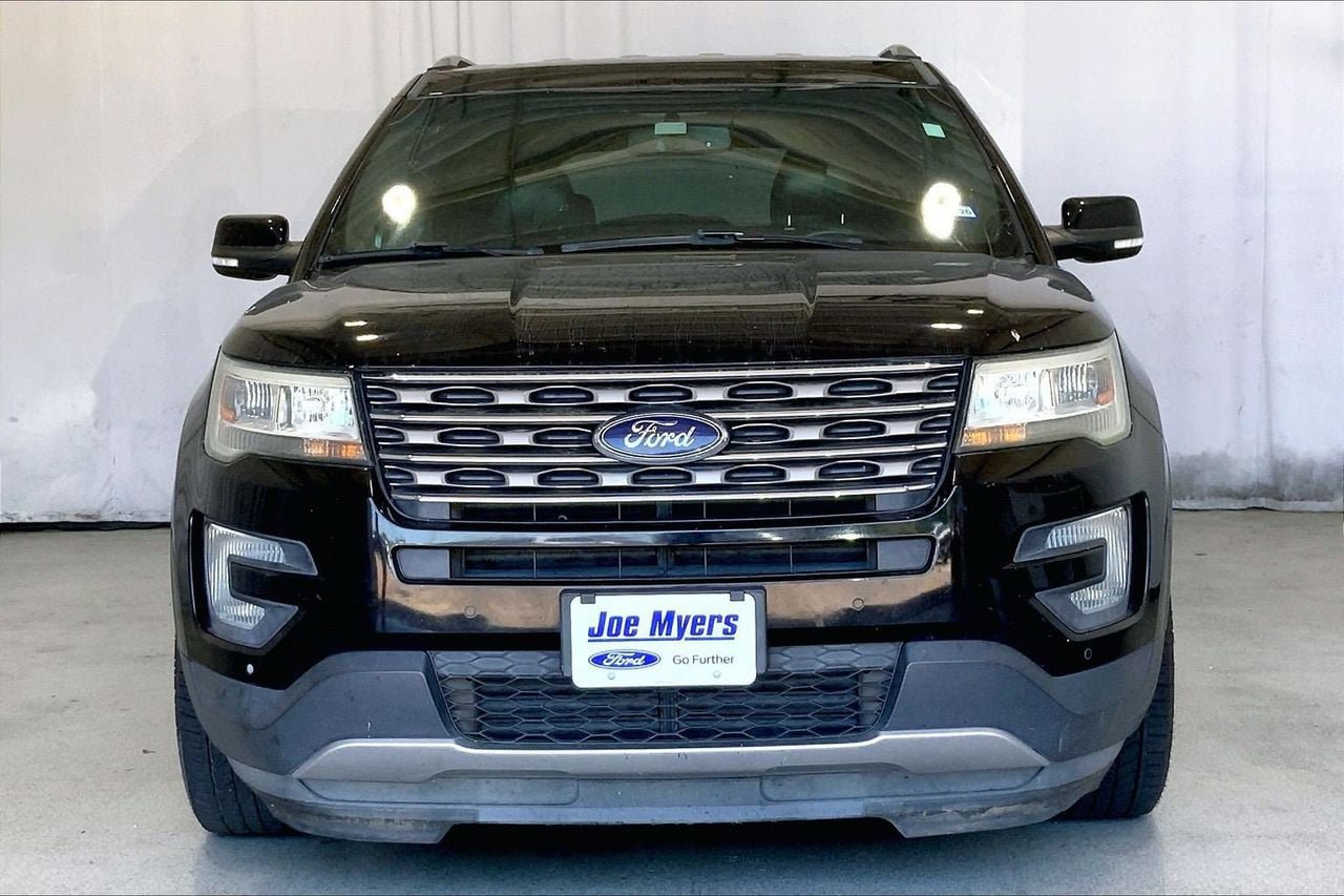 Used 2017 Ford Explorer XLT w/ Equipment Group 202A FWD image 3