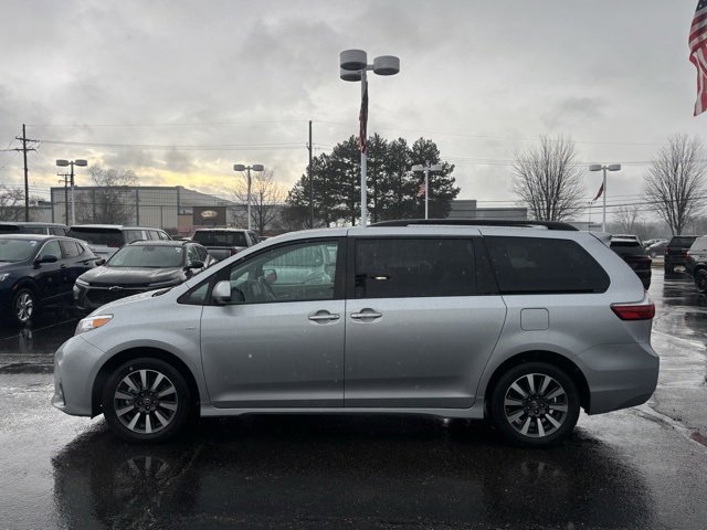 Used 2020 Toyota Sienna XLE w/ XLE Navigation Package image 8