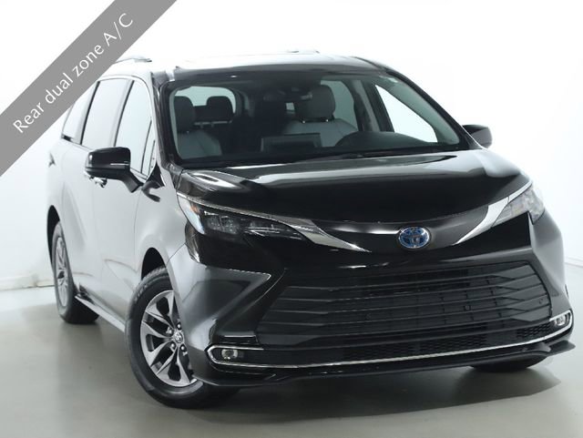 Used 2024 Toyota Sienna XLE image 2