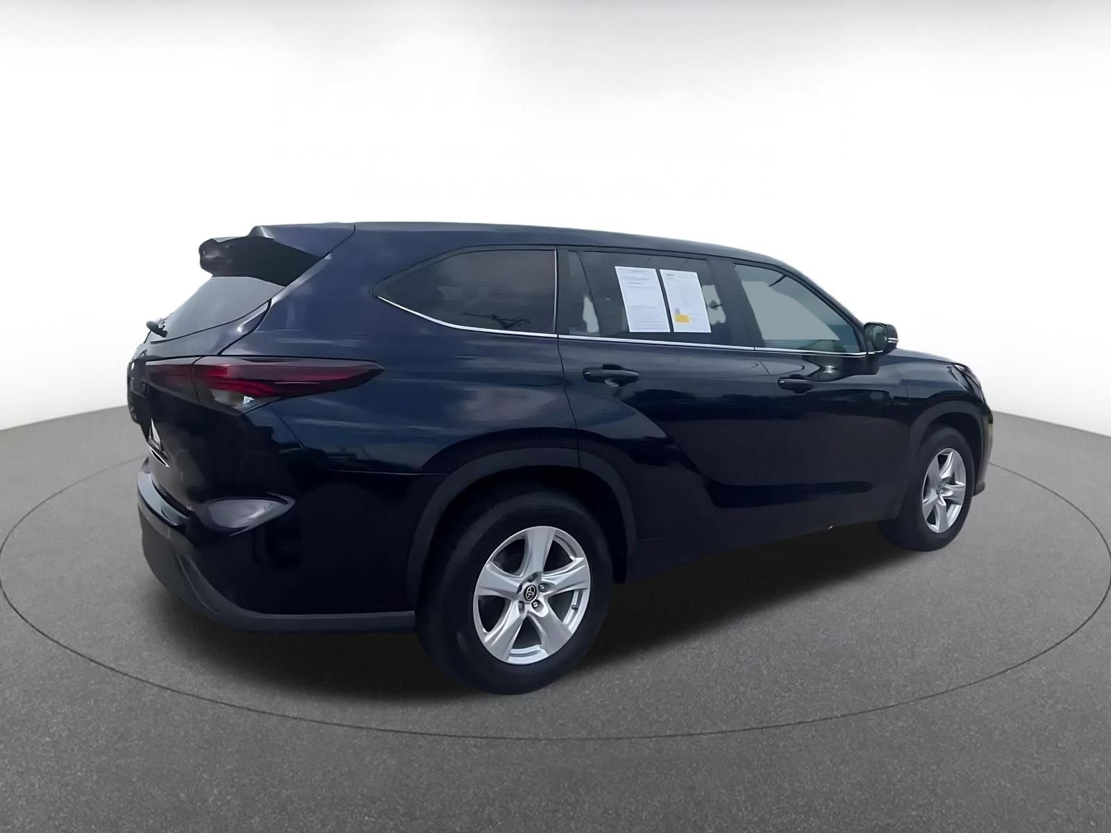 Used 2025 Toyota Highlander LE FWD image 14