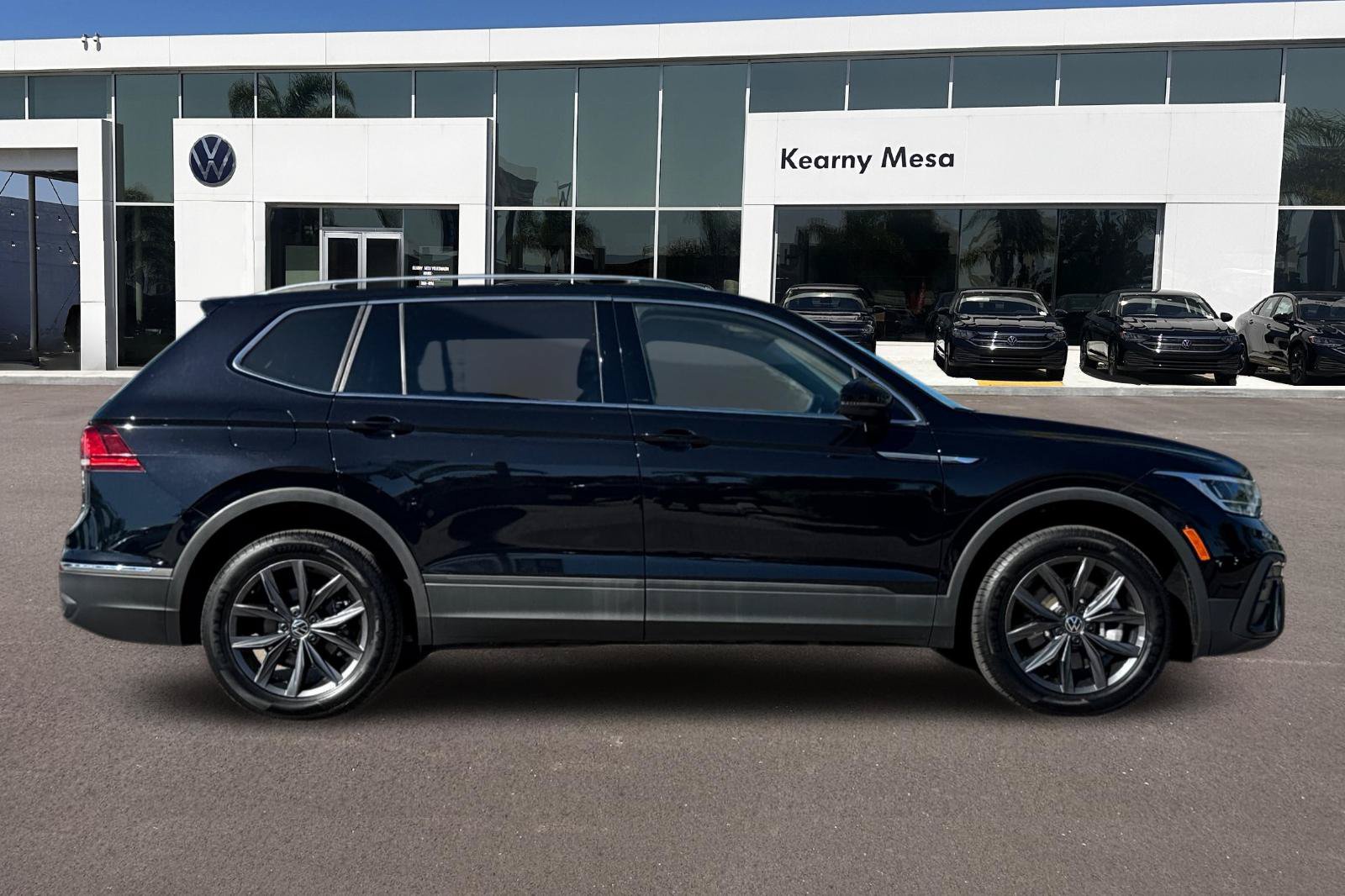 Used 2023 Volkswagen Tiguan SE FWD image 3