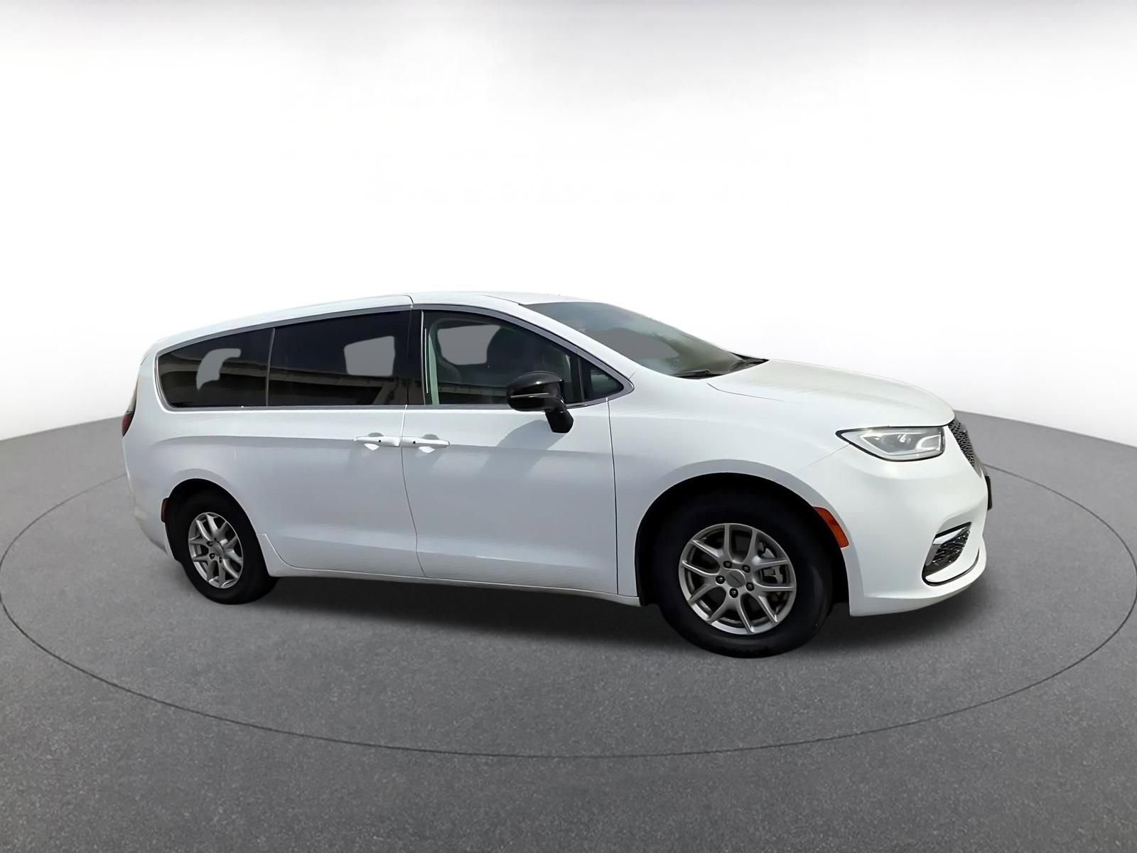 Used 2024 Chrysler Pacifica Touring-L image 2