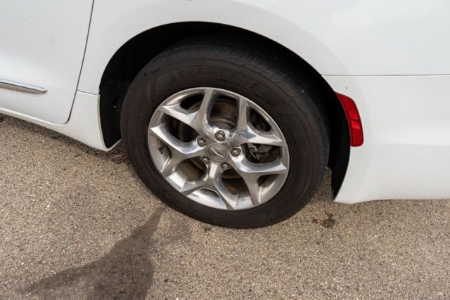 Used 2018 Chrysler Pacifica Limited FWD image 11