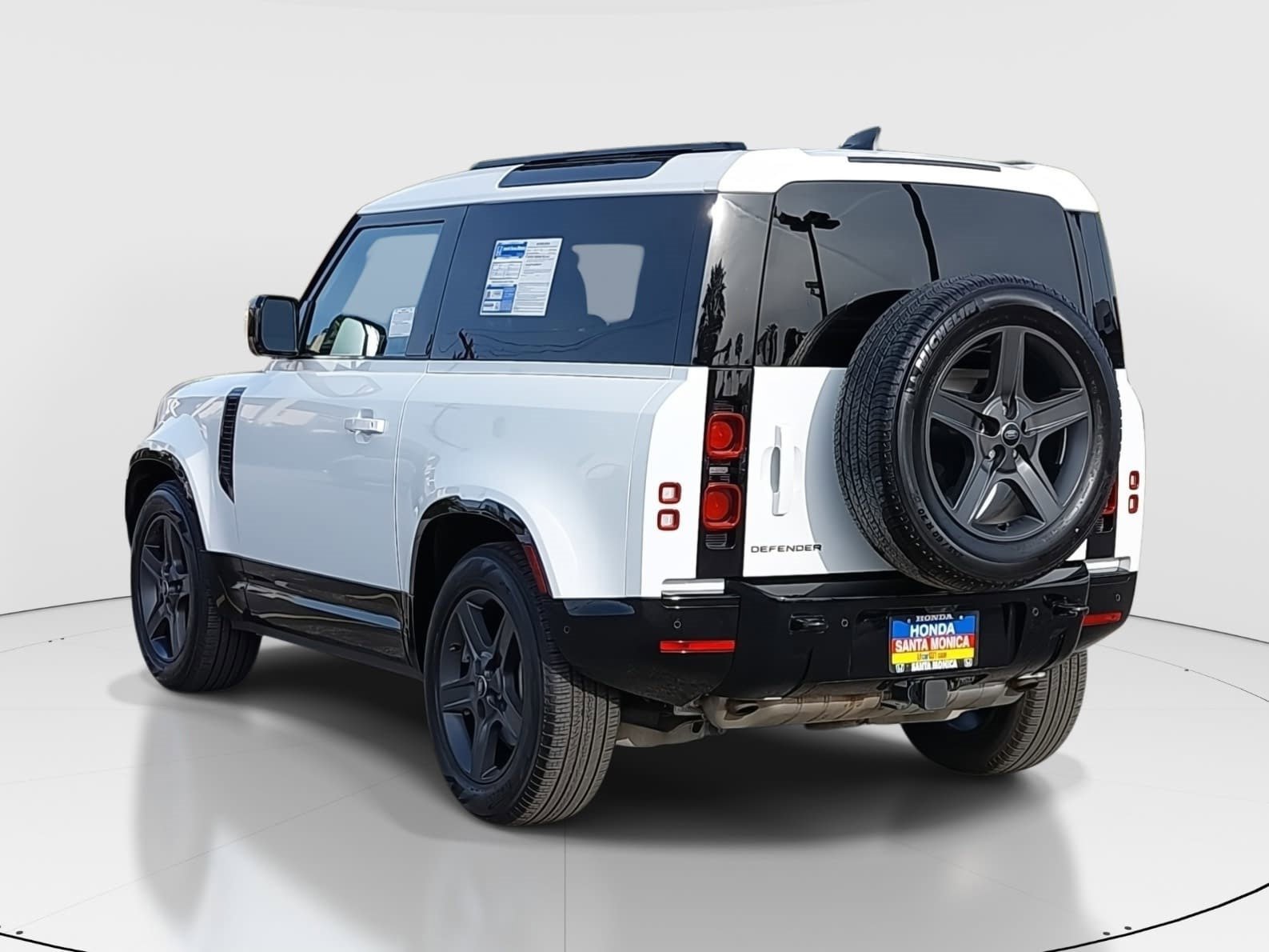 Used 2024 Land Rover Defender 90 X-Dynamic SE image 7