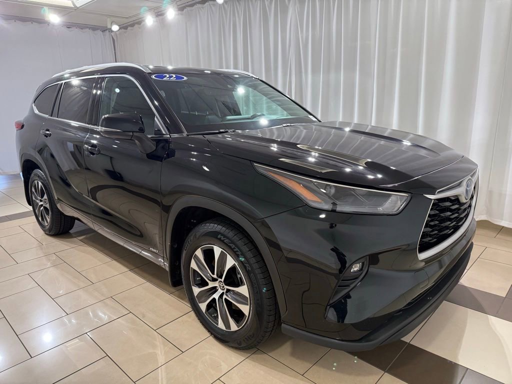 Used 2022 Toyota Highlander XLE AWD/4WD image 7