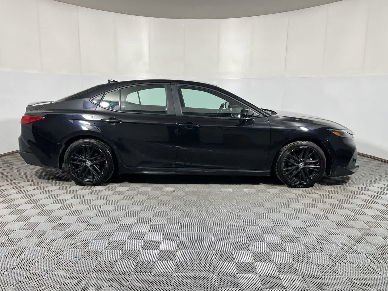 Used 2025 Toyota Camry SE FWD image 9
