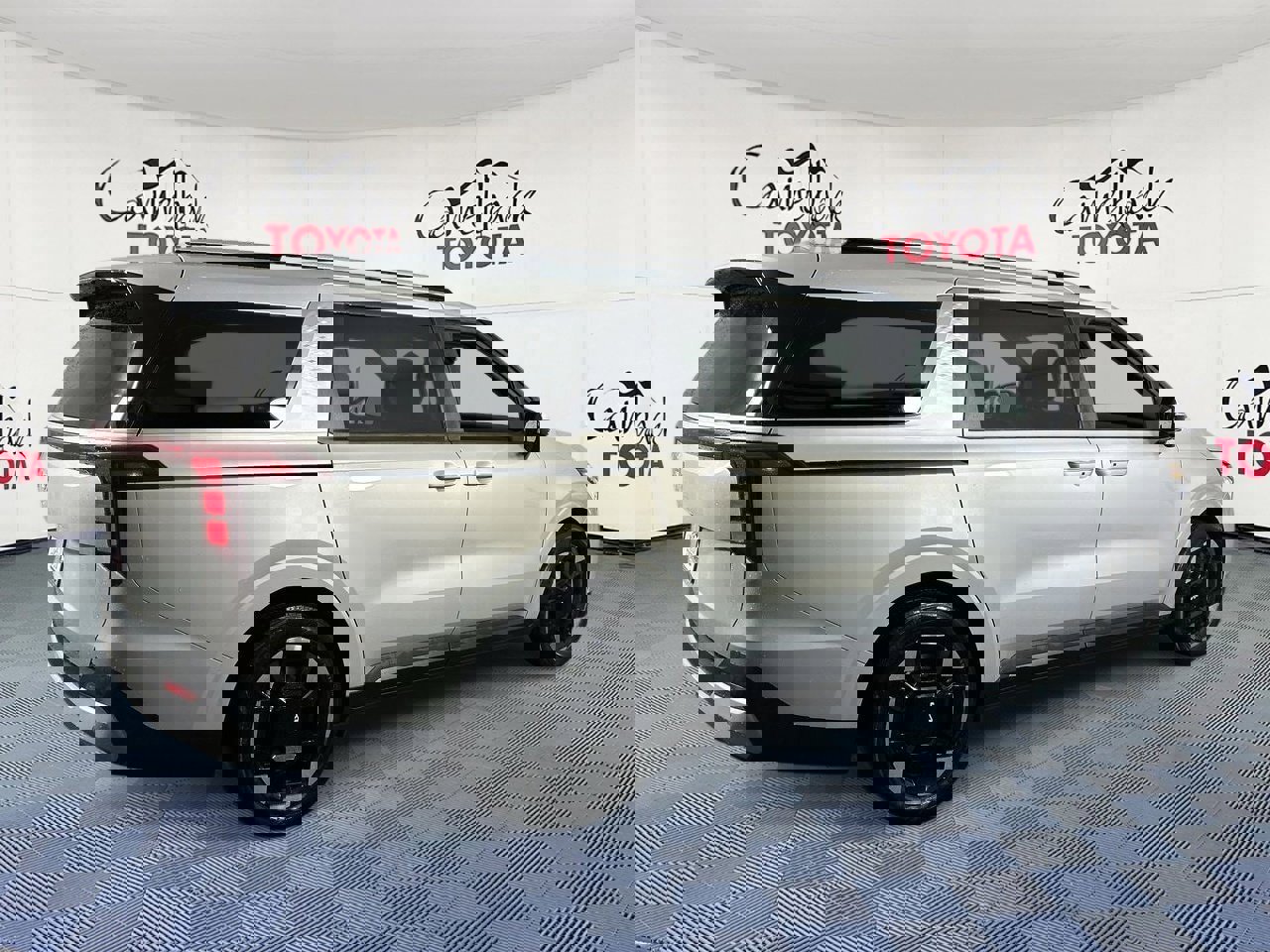 Used 2025 Kia Carnival EX image 7