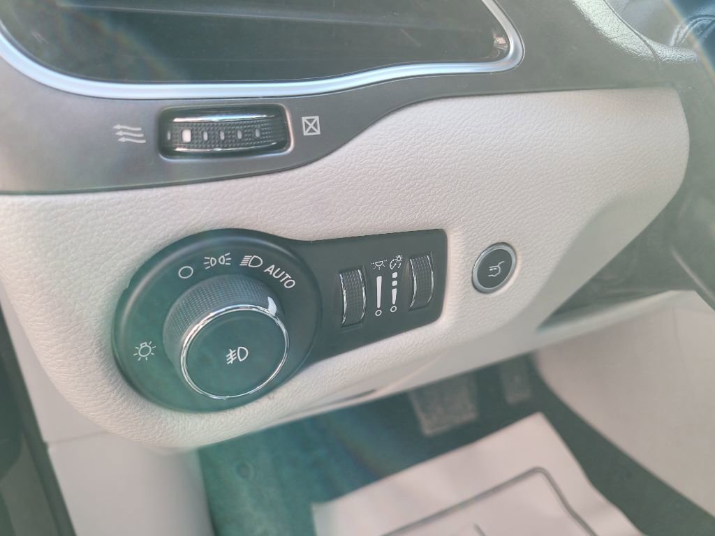 Used 2020 Jeep Cherokee Limited AWD/4WD image 22