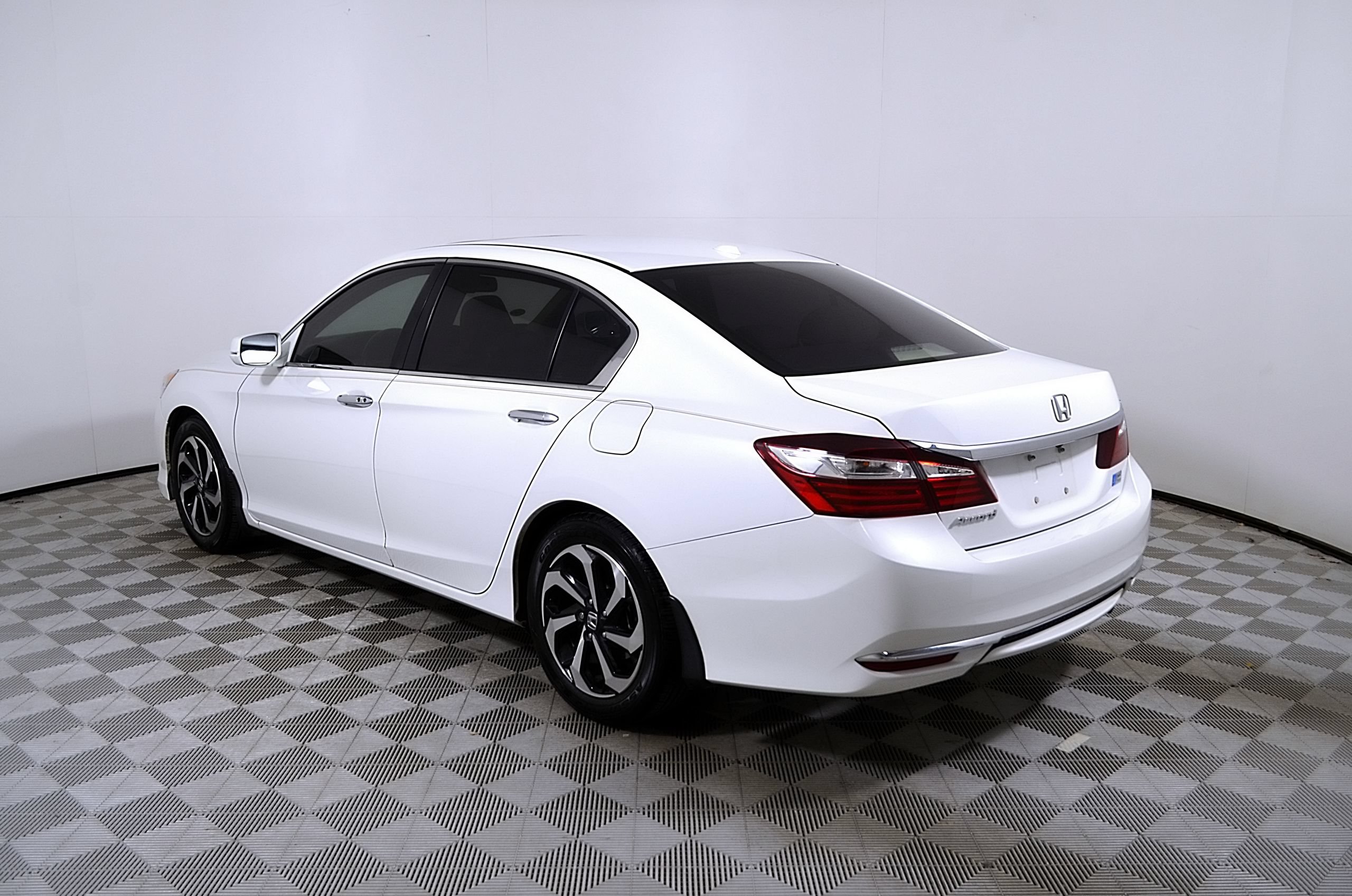 Used 2017 Honda Accord EX-L image 9