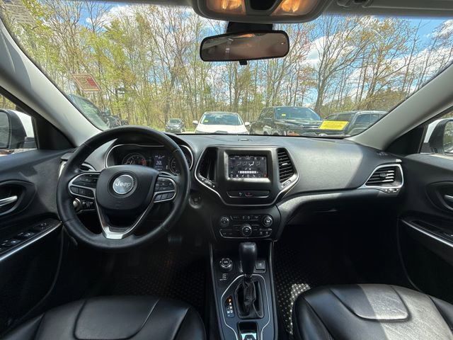 Used 2019 Jeep Cherokee Latitude Plus w/ Cold Weather Group AWD/4WD image 16