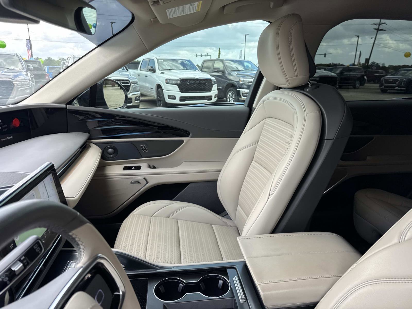 Used 2025 Lincoln Nautilus Reserve image 16