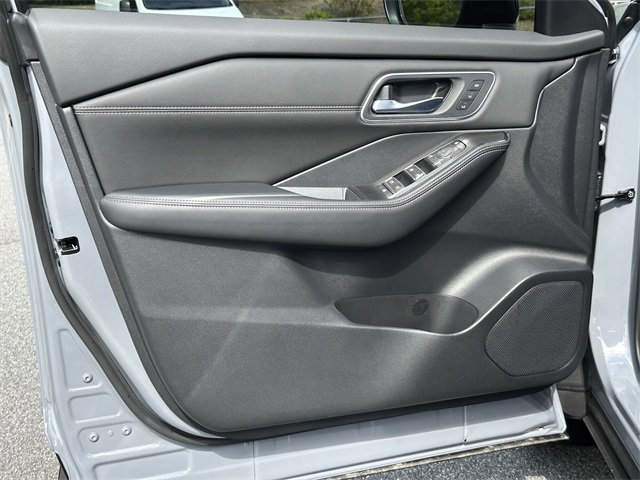 New 2025 Nissan Rogue Platinum w/ Platinum Premium Package image 11