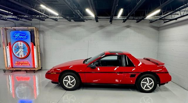 Used 1988 Pontiac Fiero image 2