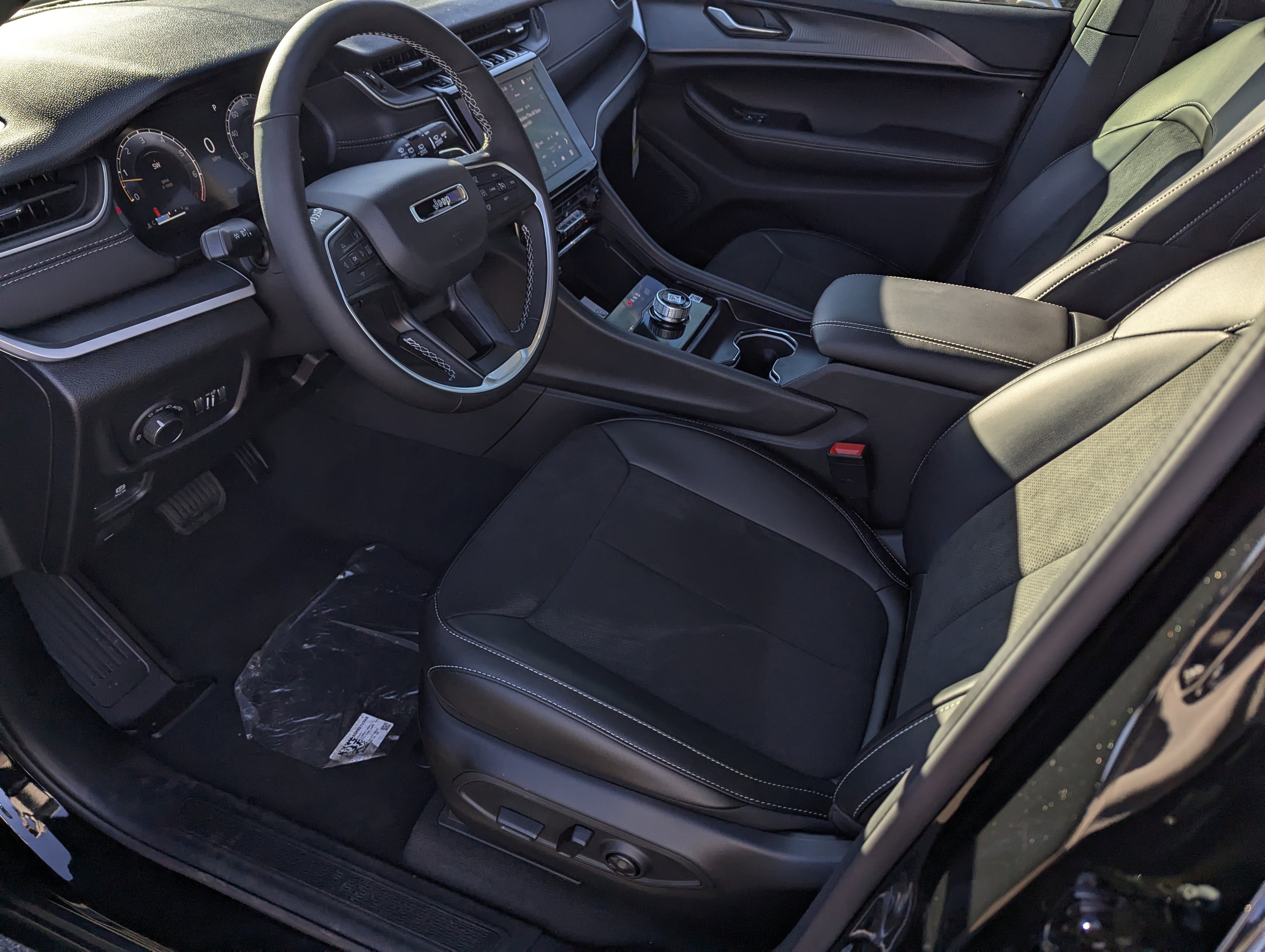 New 2025 Jeep Grand Cherokee L Altitude image 9