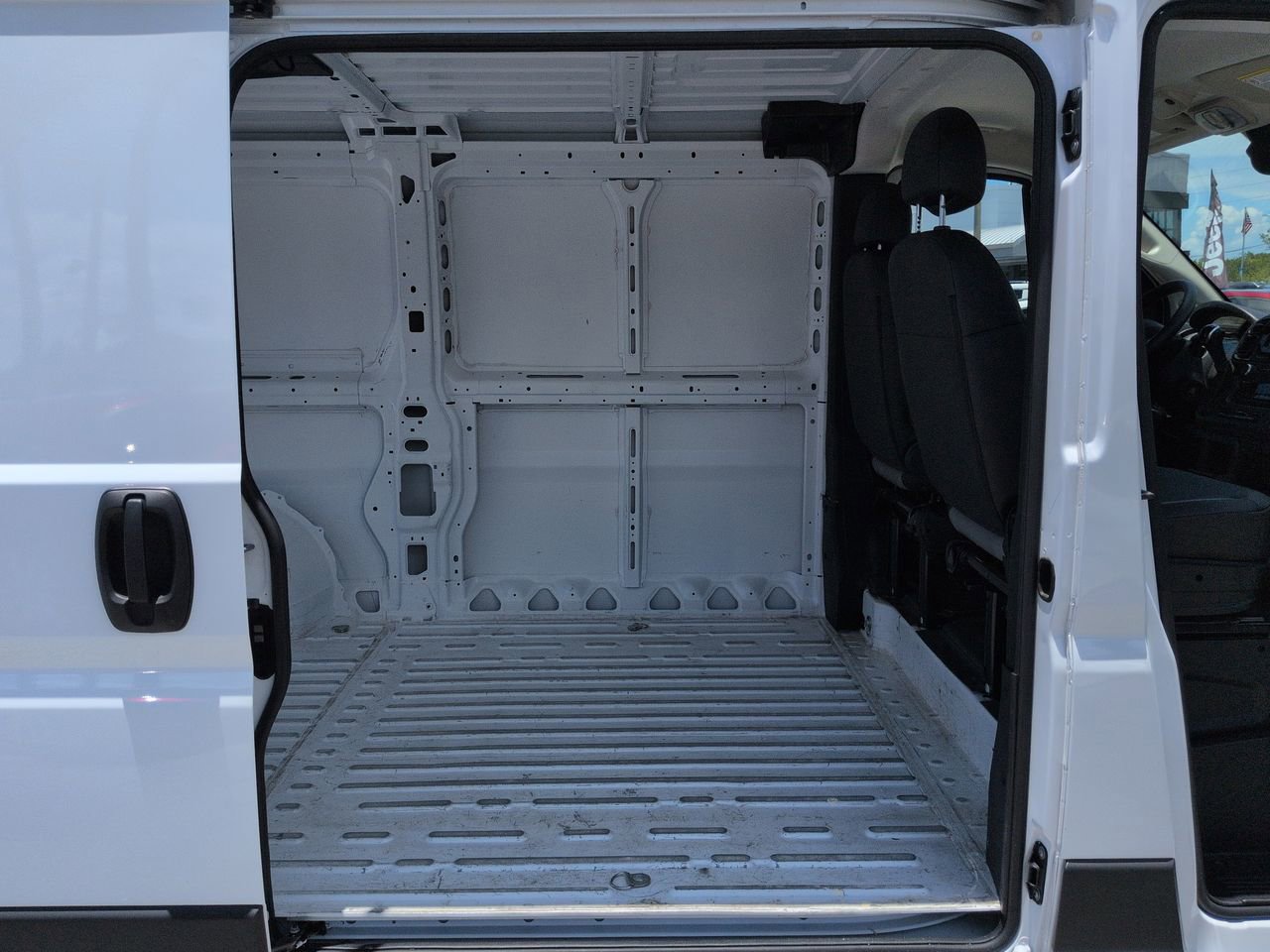 Used 2025 RAM ProMaster 2500 w/ Convenience Group FWD image 14
