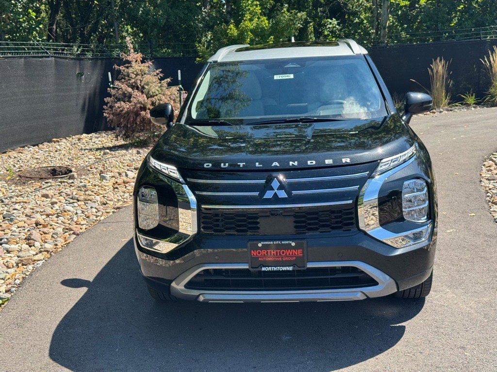Used 2025 Mitsubishi Outlander AWD image 8