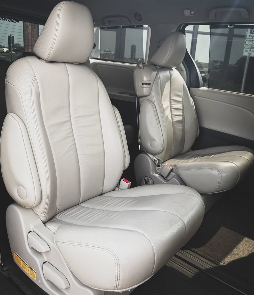 Used 2014 Toyota Sienna XLE FWD image 33