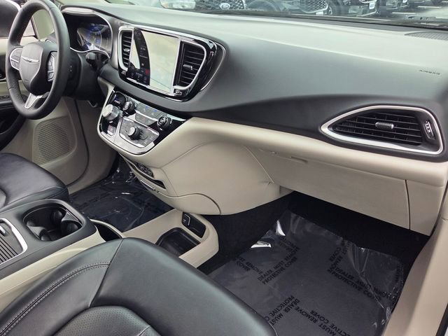 Used 2023 Chrysler Pacifica Touring-L FWD image 17
