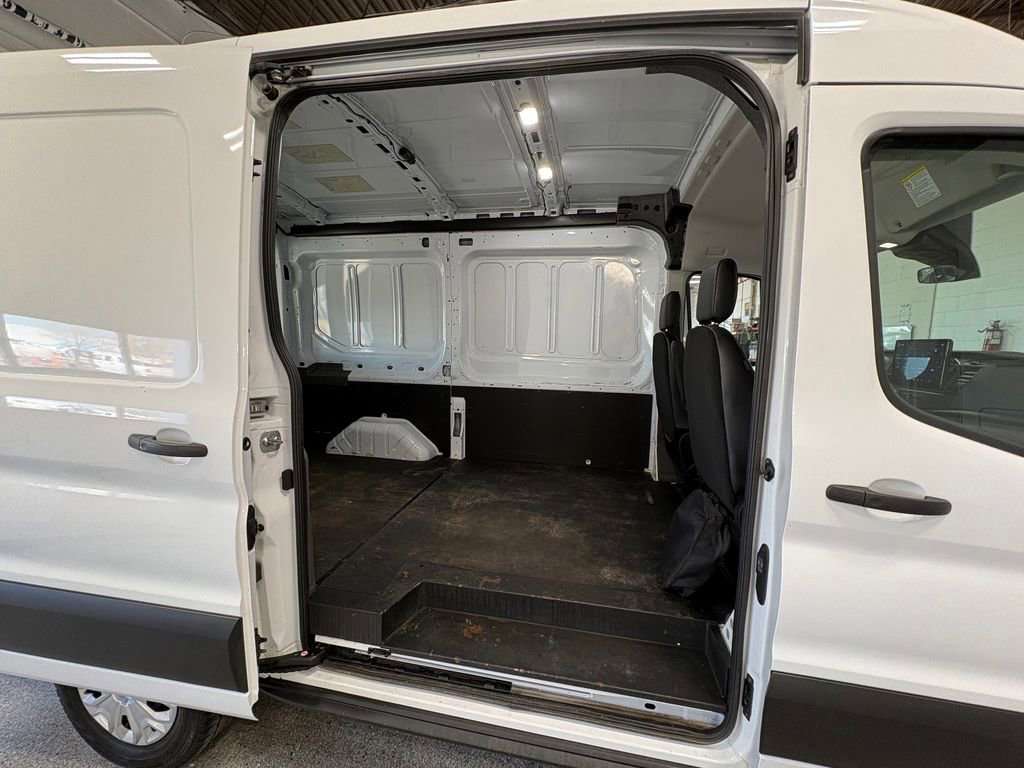 Used 2023 Ford E-Transit Medium Roof image 22